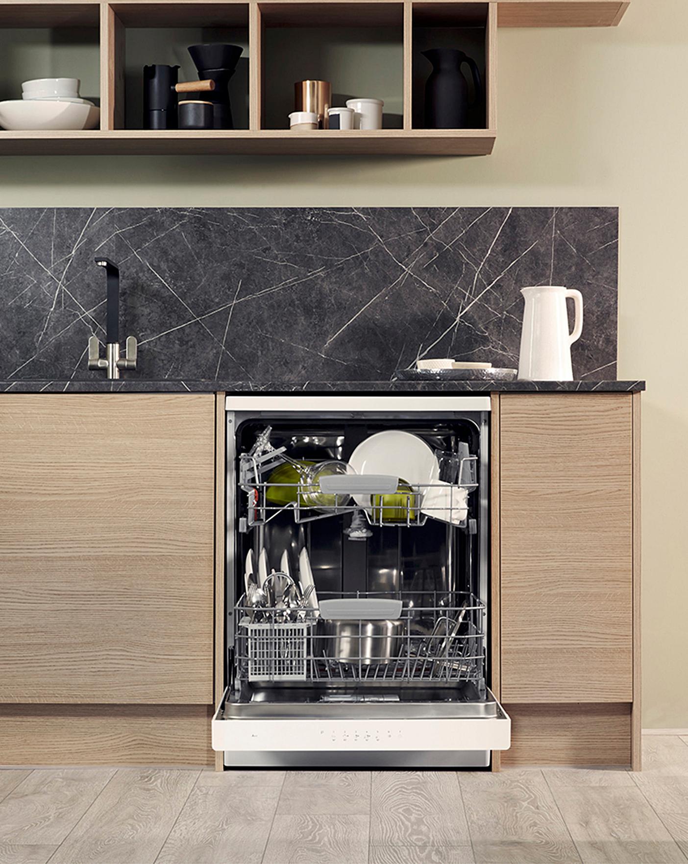  Hotpoint HFC 3C26 W C UK Freestanding 14-place Full-Size Dishwasher - White